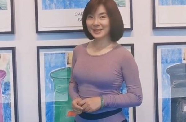 52岁陈红穿紧身衣逛画廊，身材太好不敢看！却被说穿着不合适？