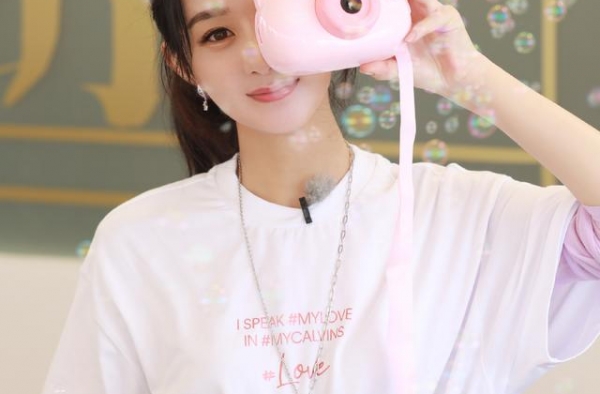 赵丽颖撑起新一届穿搭王！梳鱼骨麻花辫少女感爆棚，笑起来比花甜