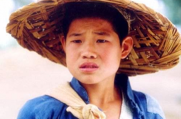 “嘎子”谢孟伟一家三口近照，23岁娇妻太亮眼，儿子从小穿AJ