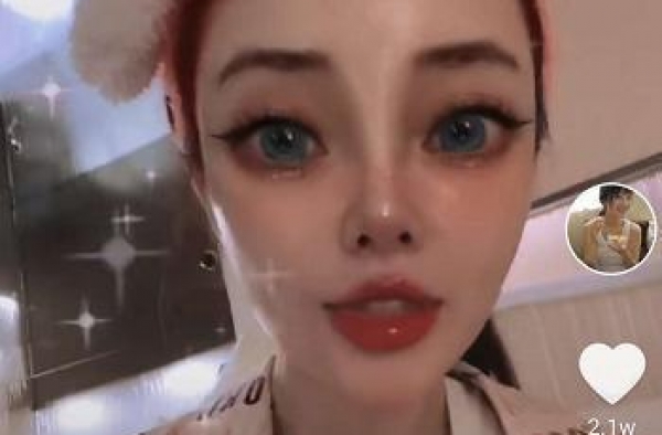 本性难改？李小璐深夜晒照说喜欢帅哥 网友却发现她脖子上有红痕
