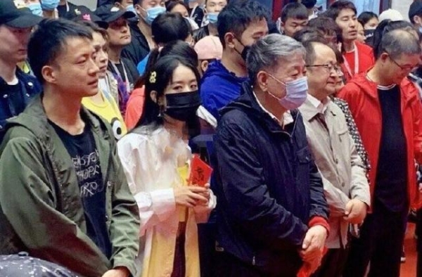 赵丽颖穿小背心配阔腿裤，原本高挑显瘦，搭件衬衫变五五分成路人