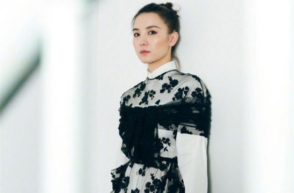 当38岁宋佳撞上36岁徐子淇，终于见识到女星与豪门差距有多大