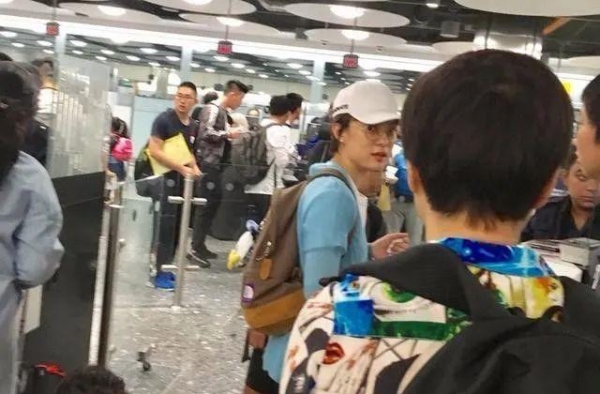 孙俪毫无明星架子，出门都是素颜，谁注意到邓超的眼神了？
