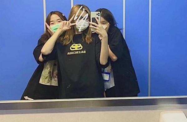 汪峰大女儿上课躲厕所玩自拍，网友担心奶奶去世后无人叮嘱其学习