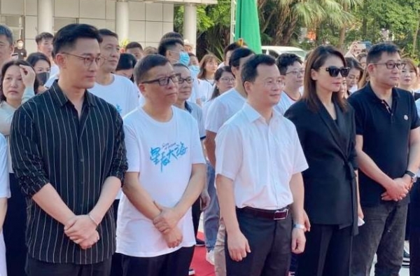 刘涛父亲去世后首现身，马不停蹄工作疲惫憔悴，网友喊话王珂分忧