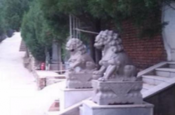 王洪文墓地，在昌平区一处公墓里？但，和知名人物的细节诸多不同