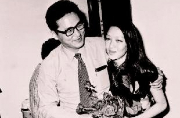 ?罕见合影：成龙抱着王祖贤，肯尼迪抱着梦露，还有郭德纲和姜昆