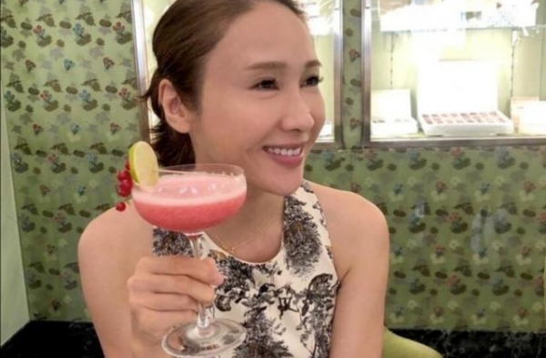 美人迟暮！48岁黎姿晒近照，发际线后移法令纹深，超显老似婆婆
