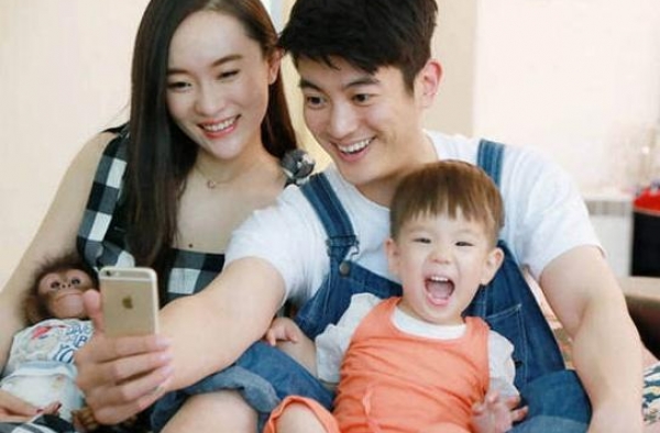 霍思燕娱乐圈最幸福的人，杜江宠成孩子！穿搭也是备受网友关注