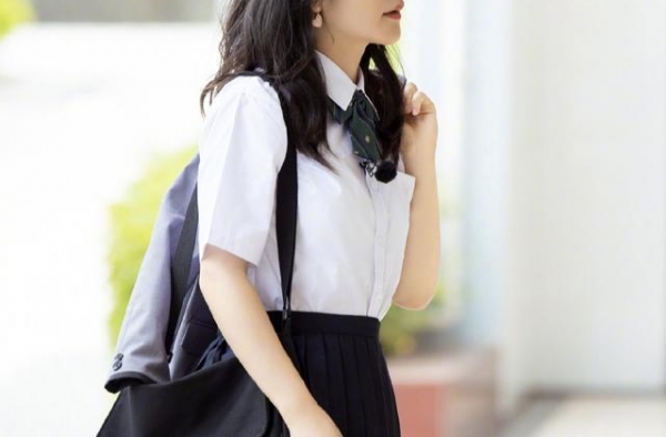 谢娜发收官照，白色衬衣配黑色小短裙，校园风哪像孩子的妈