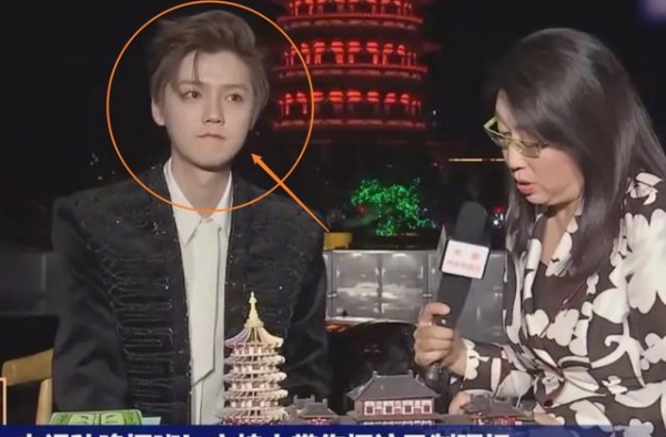 鹿晗央视秋晚现场采访，在无美颜怼脸拍镜头下，这脸确定30岁？