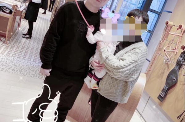网友偶遇岳云鹏陪妻子逛街，被粉丝要求合影不热情，勉为其难答应