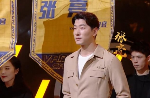黄晓明官方身高179，当他跟188张亮站一块，身高差一目了然