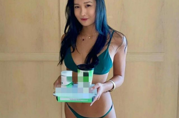 叶玉卿21岁女儿近照曝光，穿泳装显成熟，不受爸爸破产风波影响