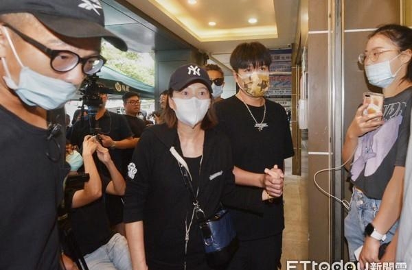 李易、六月连2天来看小鬼！赴灵堂途中指定听这首：开车也要你陪