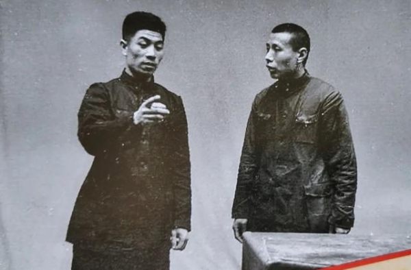 那时候，赵本山范伟还没登上春晚，郭德纲于谦还参加主流相声演出