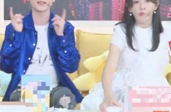 谢娜直播小腹微隆，全程坐着并提前离场，网友直呼：真怀二胎了？