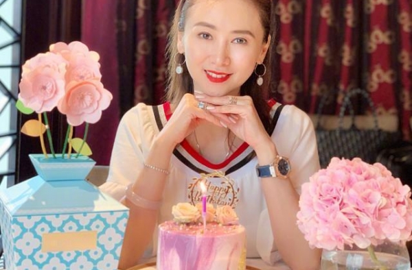 51岁翁虹晒生照，撞色白T配半扎发青春活力，逆龄生长似小姑娘