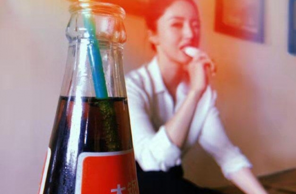 离婚后的董璇气场全开！穿白衬衣+西装裤跷二郎腿，这气质我服了