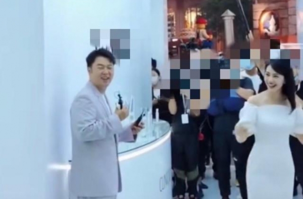 40岁高圆圆生图曝光，现双下巴颜值却不减，身材凹凸有致不像妈