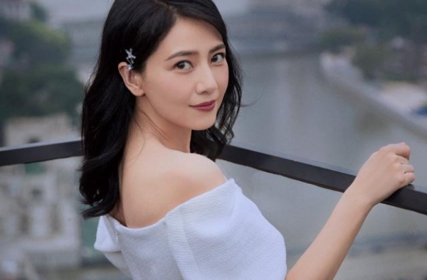高圆圆线下直播被拍，离开美颜确定是41岁？我没看错眼吧