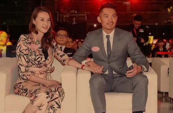 林丹牵手老婆做节目，谢杏芳表情尴尬，网友：这是在演戏吗？