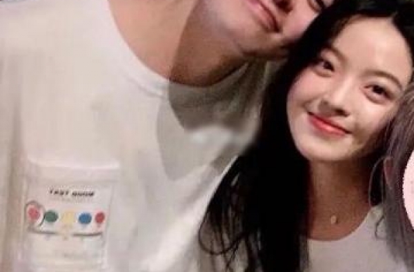 王中磊女儿王文也官宣恋情后，开心晒驾照曝光国籍，好感度飙升