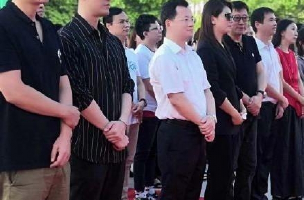 40多岁的刘涛林峰上演姐弟恋，感觉不是一辈人，姐姐脸太吃亏