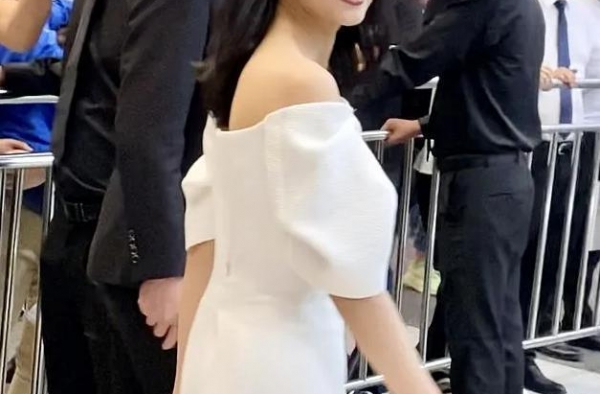 41岁高圆圆生图不输90后：中年女人的美，都是自律给的