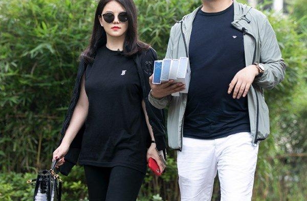节目组晒李湘夫妇合影，一身行头价格被扒，网友：可抵县城一套房