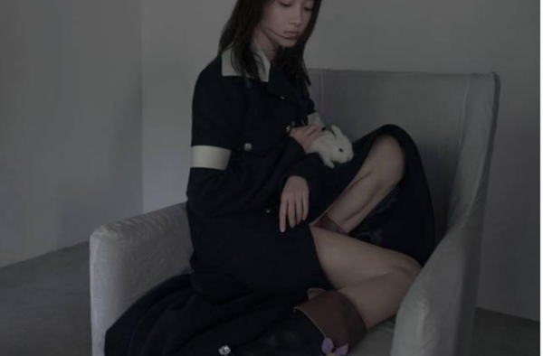 关晓彤生日聚会玩得嗨，抹胸裙配披肩发，成熟了不少
