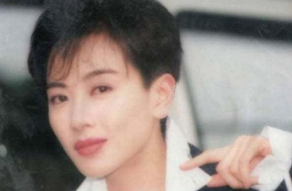 15岁被黄百鸣发掘，情迷刘銮雄，传7年同性恋，51岁无人敢娶