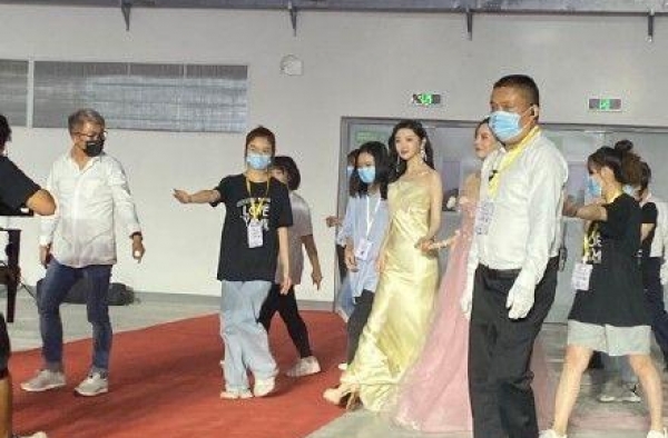 景甜一袭抹胸裙亮相活动，助理一路搀扶，火辣的身材惹人羡慕