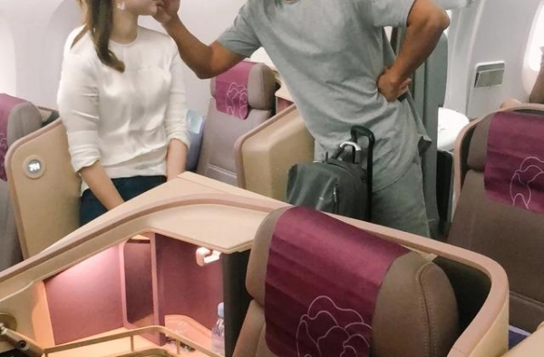 已婚主持人乐嘉公共场合撩妹？抚摸陌生女子脸庞，两人对视太自然
