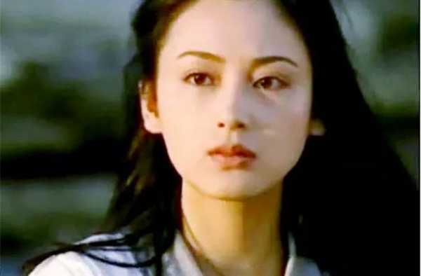 陈红不愧是“最美貂蝉”，穿黑皮衣雨中漫步，好气质无惧岁月
