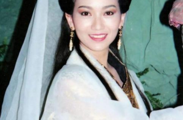 都说赵丽颖太可爱演不了白娘子，本来不信，看到定妆照全网打脸了