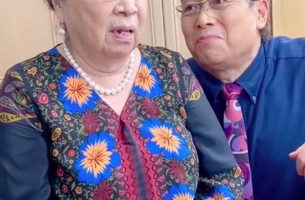 李明启近照曝光，与老伴相濡以沫多年，称他像孩子，真是让人羡慕