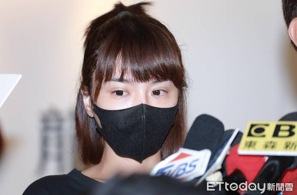 小鬼黄鸿升灵堂前峮峮落泪亲手剪悼念卡经纪人：她来这里比较安心