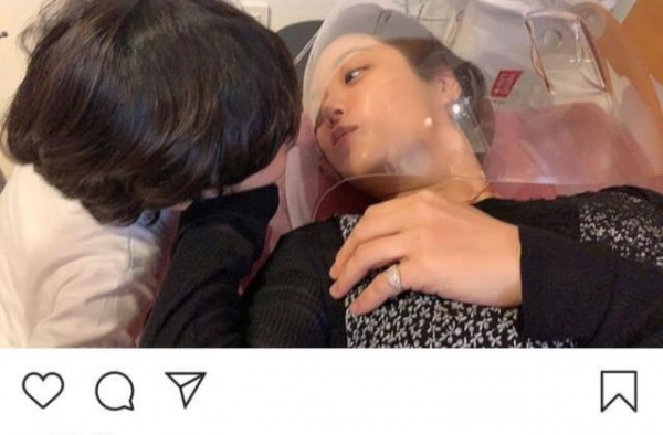 和高梓淇三年零互动，蔡琳做美容带儿子，特意晒尾戒疑暗示单身