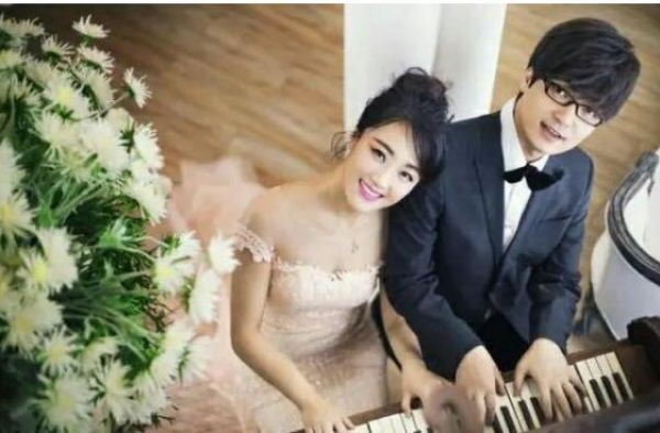 玖月奇迹罕见同框！王小玮穿牛仔短裤开心像少女，老公明显发福