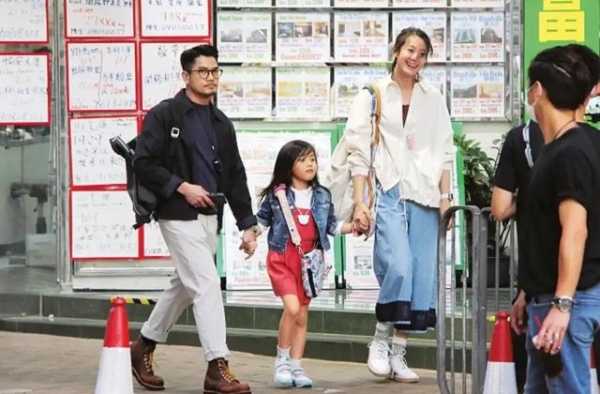 54岁郭富城近照曝光，夏天穿棉袄，街头拍电影，网友：不容易！