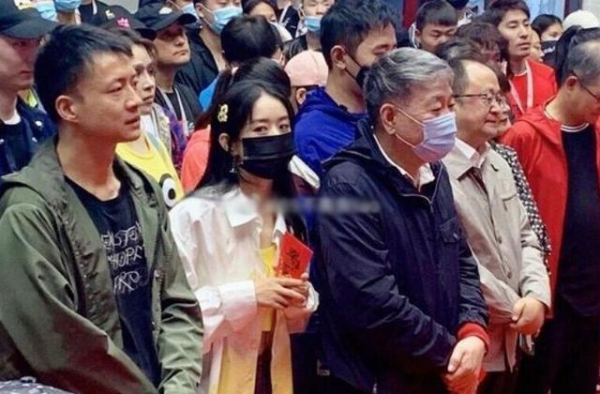 赵丽颖为新剧现身开机仪式，穿短款小衫生图能打，和罗晋有cp感