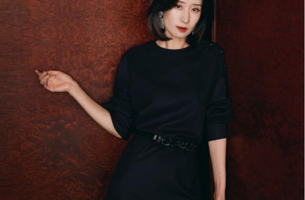 44岁刘敏涛太会穿，＂秋季＂职场装穿出精英范，奔五女人真时尚