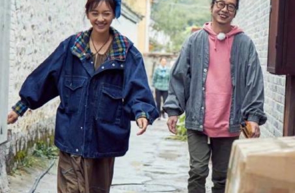 陈意涵当妈不称职？1岁儿子户外光脚踩地，夫妻俩对此无视遭质疑