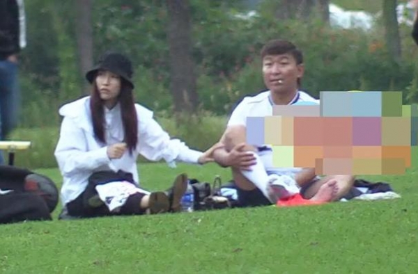 陈羽凡跟小18岁女友同框，身材发福形象邋遢，网友直呼认不出来