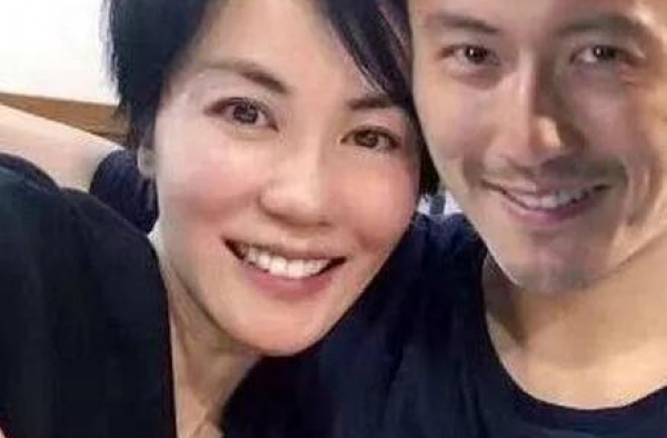 他从偶像熬成了金像大满贯，抛弃妻子儿子后来成了天后的厨子