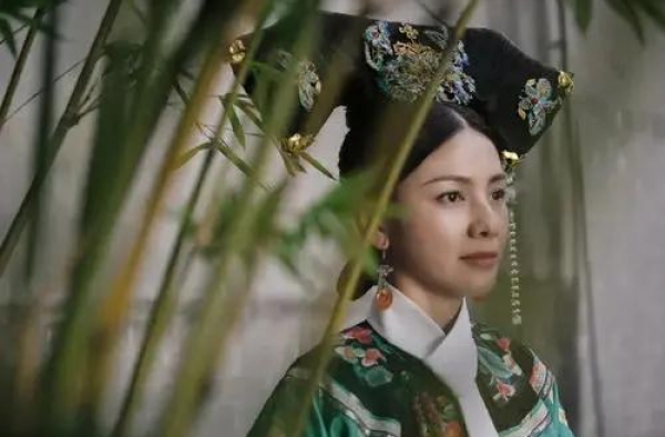 《如懿传》纯贵妃儿女双全，最有力继后，为何最终落得凄惨离场？