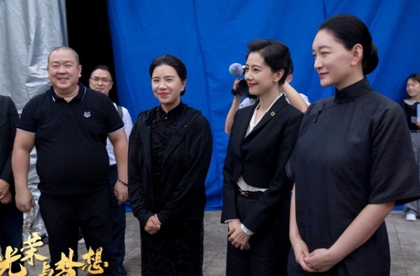 高圆圆复出拍戏演宋美龄，搭档“宋庆龄”李小冉，花絮照气质超群