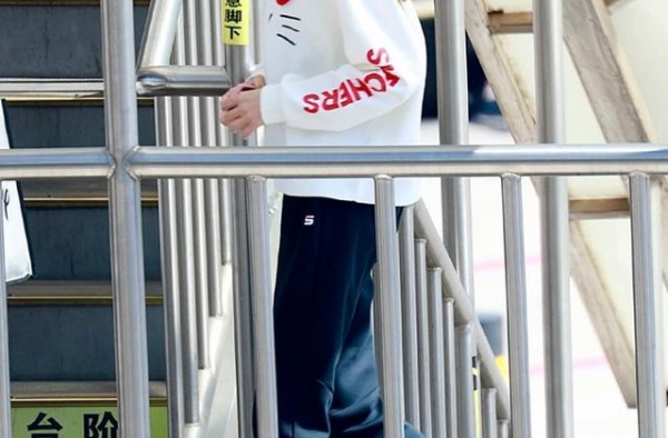 唐嫣近日的两套机场私服，搭配以低调舒适为主，大长腿实力抢镜