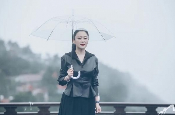 陈红现身电影周，51岁状态很真实，越老越像倪萍了